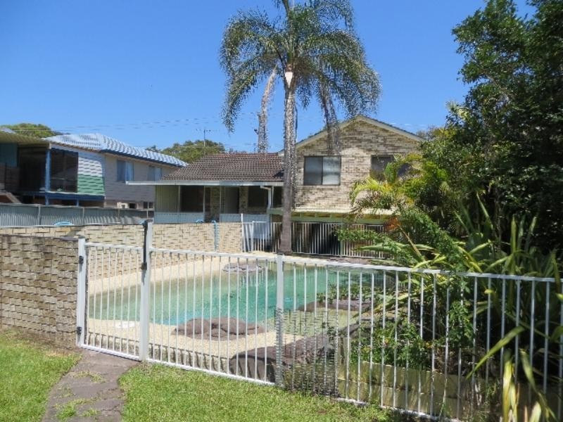 81 Park  Ave, Caves Beach NSW 2281