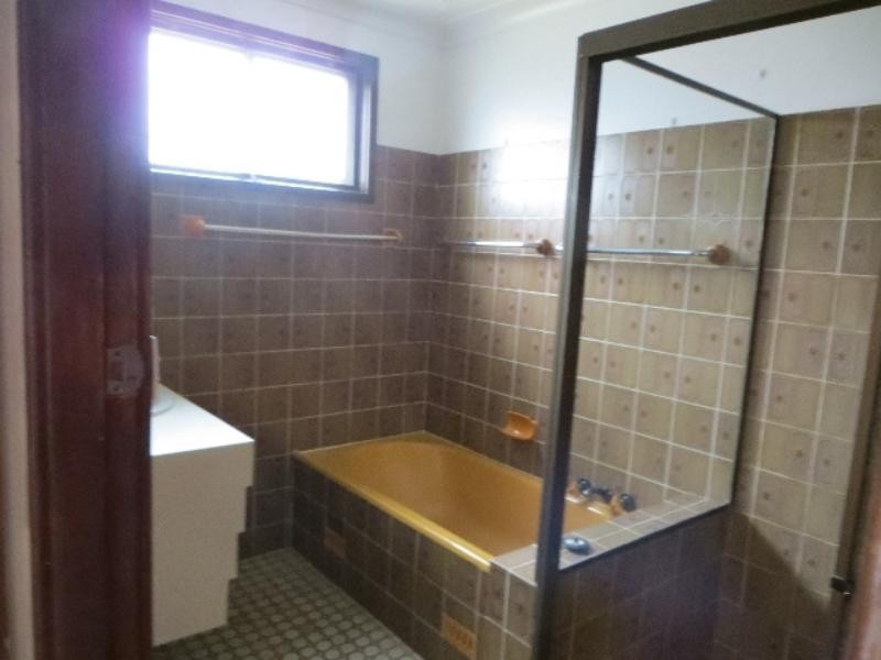 9 South Cl, Caves Beach NSW 2281