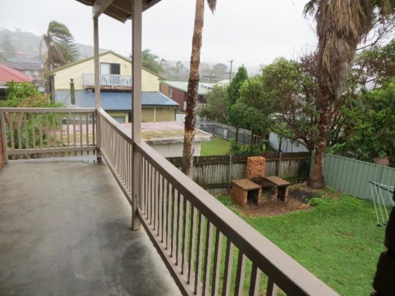 9 South Cl, Caves Beach NSW 2281
