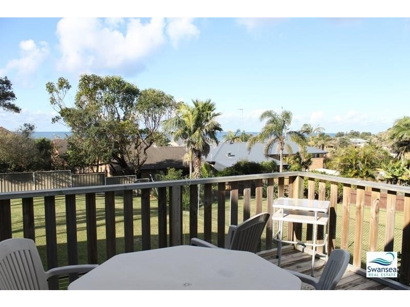 65 Caves Beach Rd, Caves Beach NSW 2281