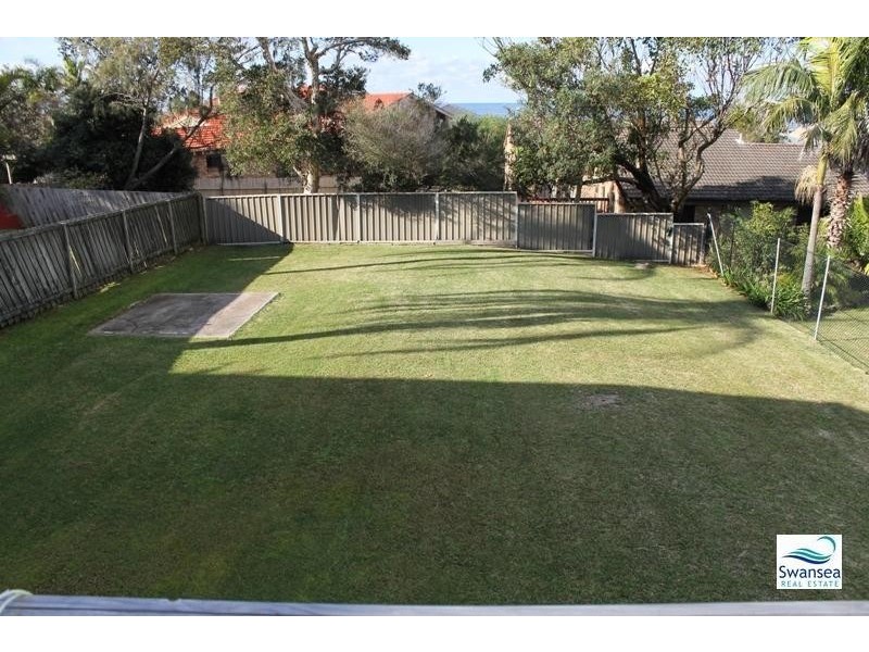 65 Caves Beach Rd, Caves Beach NSW 2281