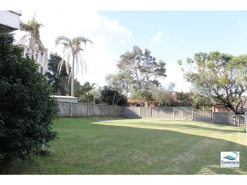 65 Caves Beach Rd, Caves Beach NSW 2281