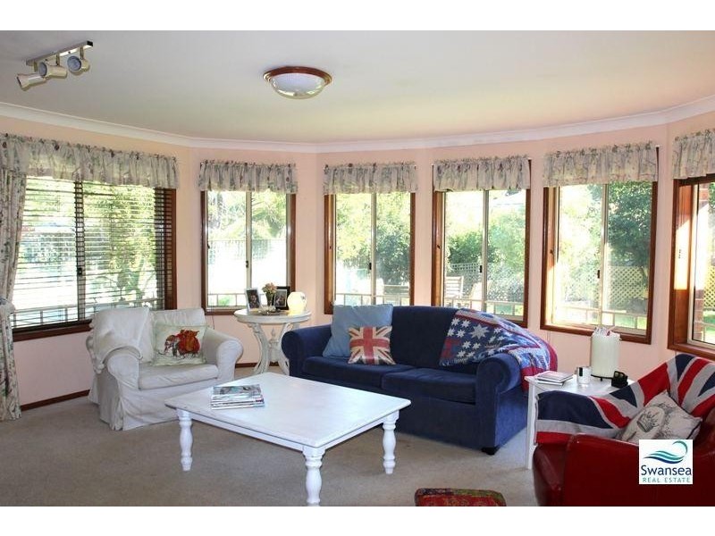 6 Seacliff  Pl, Caves Beach NSW 2281