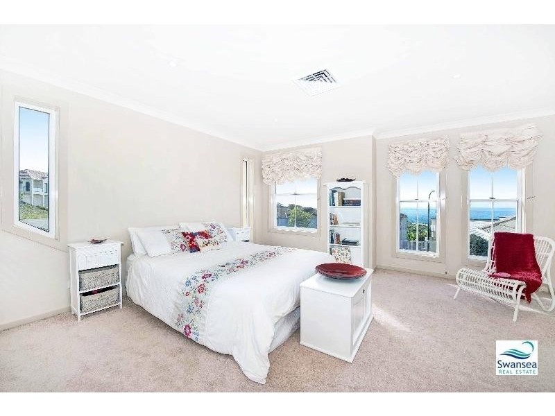 2 Seacliff Pl, Caves Beach NSW 2281