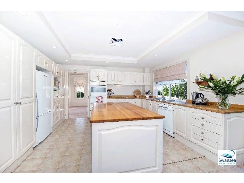 2 Seacliff Pl, Caves Beach NSW 2281