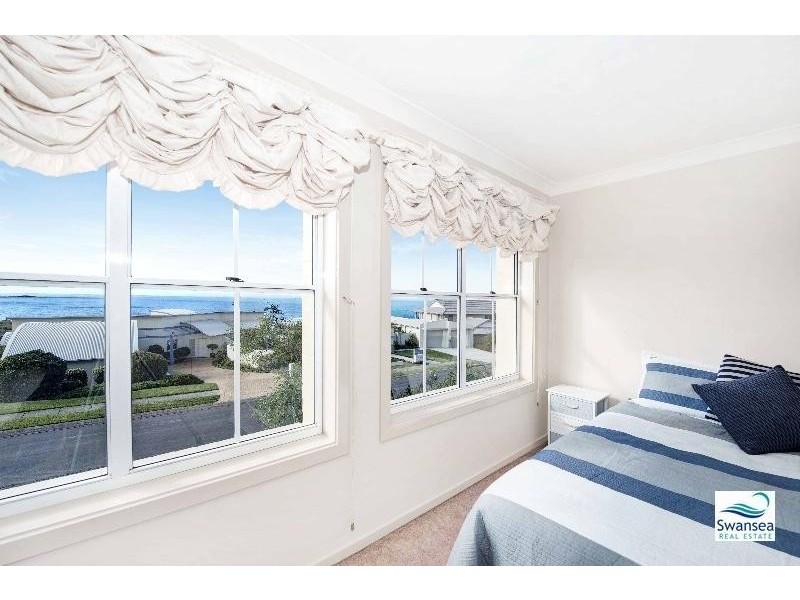 2 Seacliff Pl, Caves Beach NSW 2281