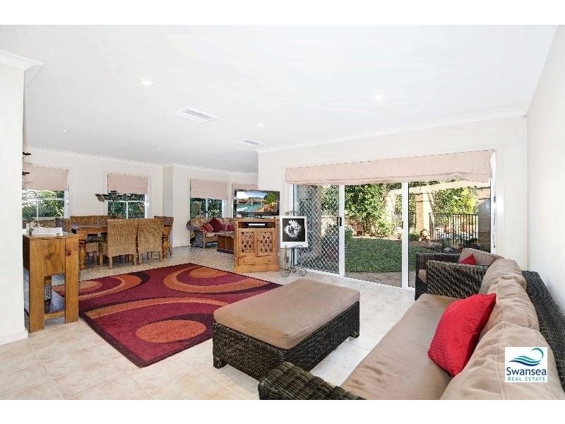 2 Seacliff Pl, Caves Beach NSW 2281