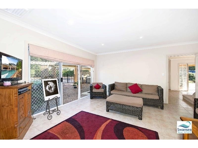 2 Seacliff Pl, Caves Beach NSW 2281