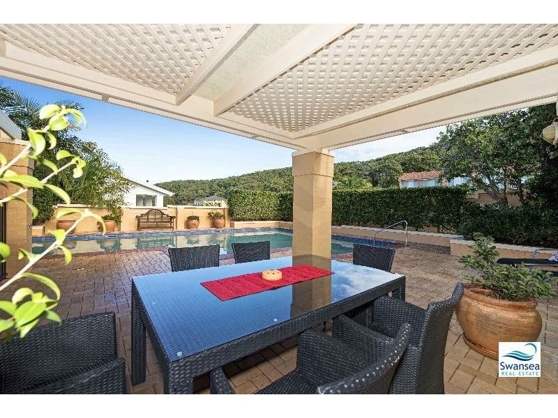 2 Seacliff Pl, Caves Beach NSW 2281