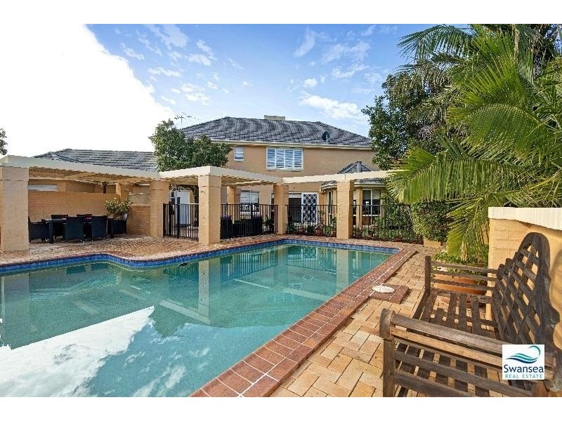 2 Seacliff Pl, Caves Beach NSW 2281