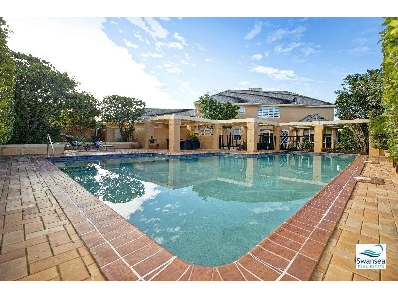 2 Seacliff Pl, Caves Beach NSW 2281