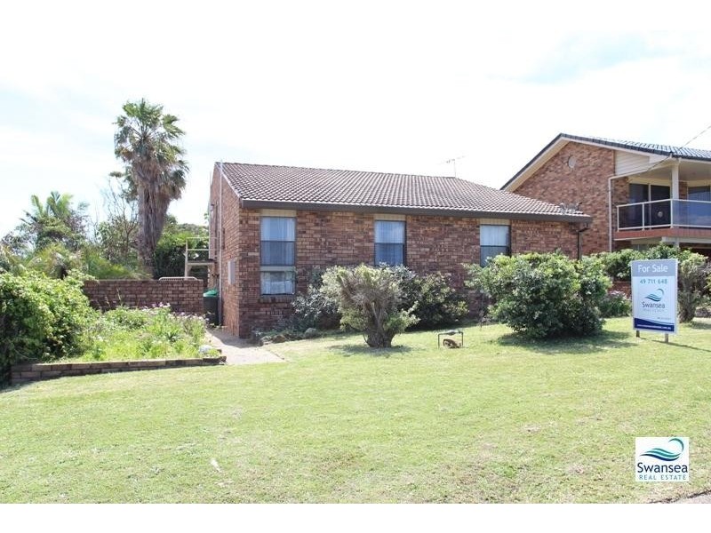 9 South Cl, Caves Beach NSW 2281