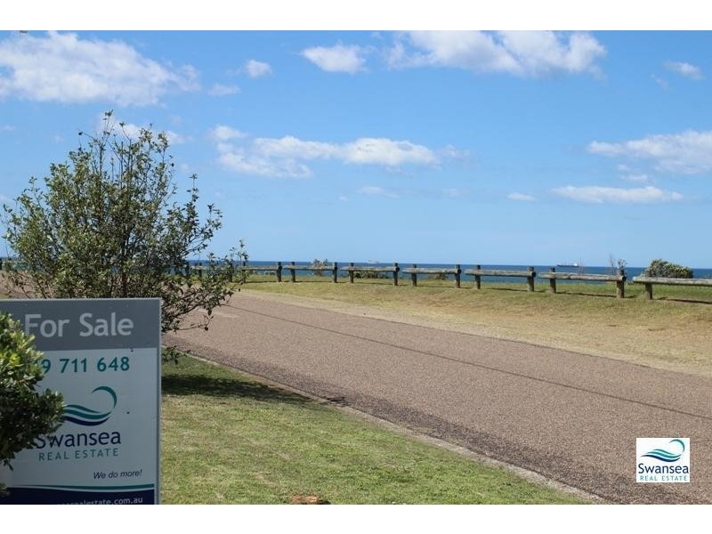 9 South Cl, Caves Beach NSW 2281