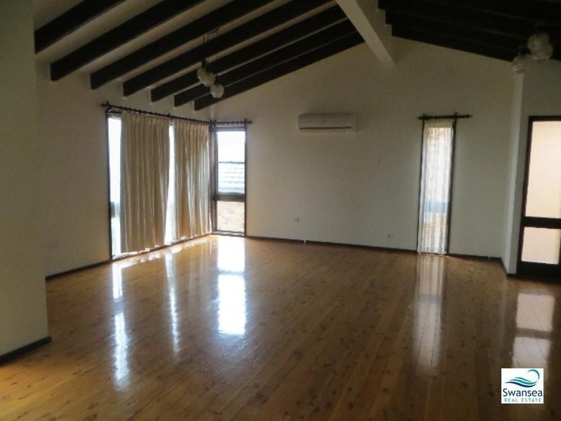 9 South Cl, Caves Beach NSW 2281