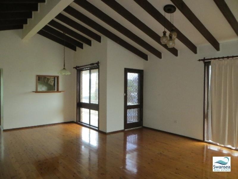 9 South Cl, Caves Beach NSW 2281