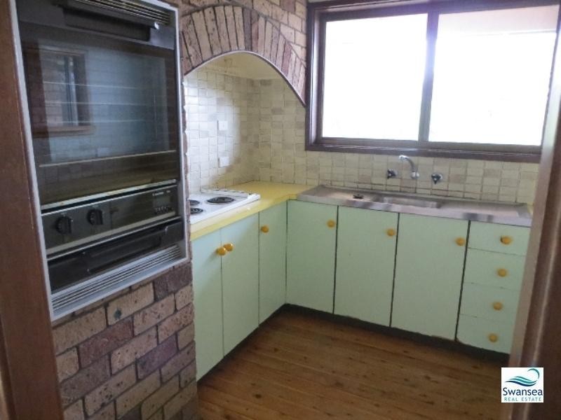 9 South Cl, Caves Beach NSW 2281