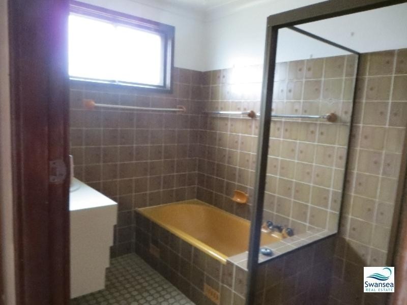 9 South Cl, Caves Beach NSW 2281