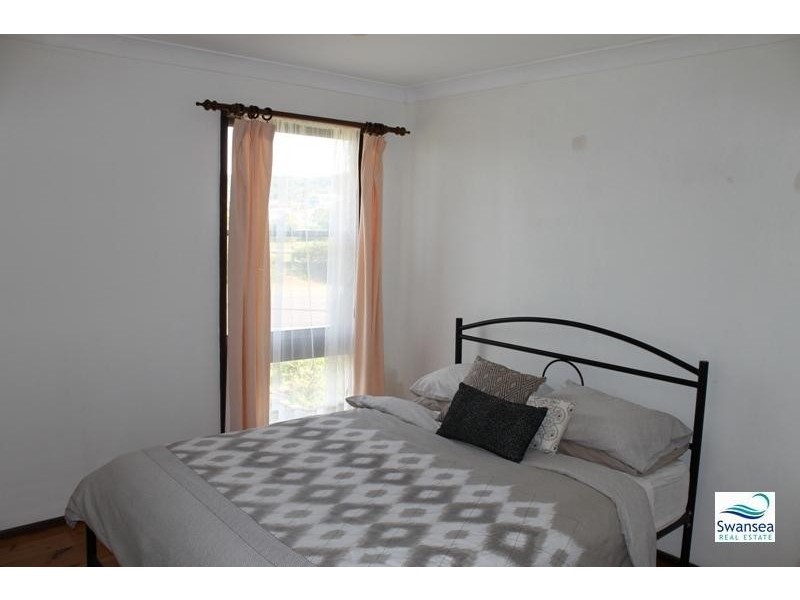 9 South Cl, Caves Beach NSW 2281