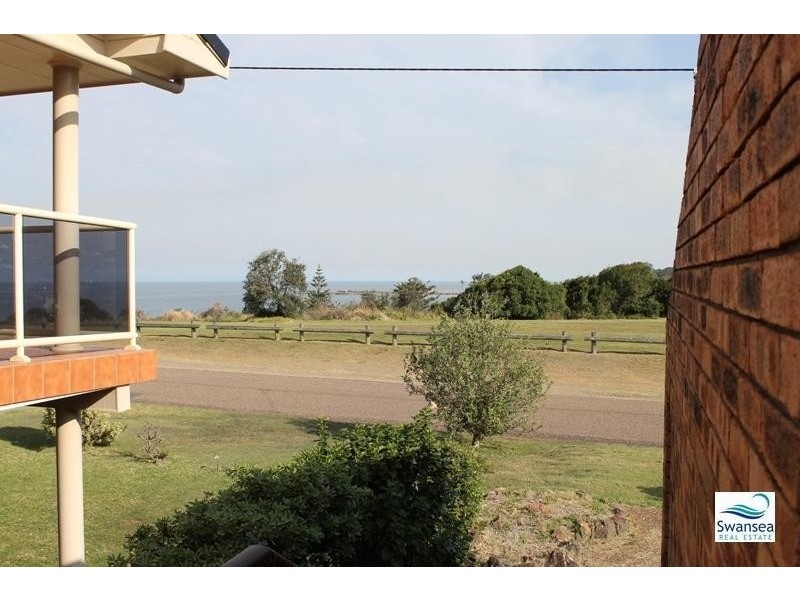 9 South Cl, Caves Beach NSW 2281