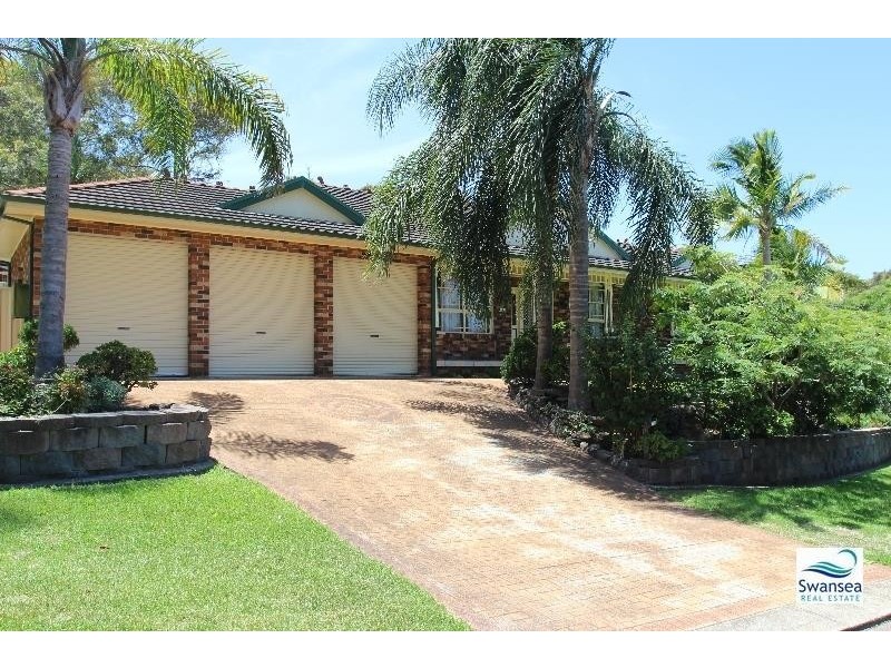 8 Aquamarine Cl, Caves Beach NSW 2281