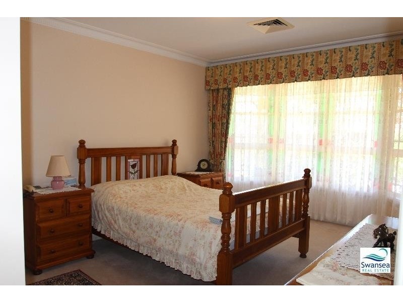 8 Aquamarine Cl, Caves Beach NSW 2281