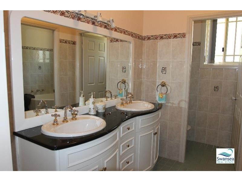 8 Aquamarine Cl, Caves Beach NSW 2281