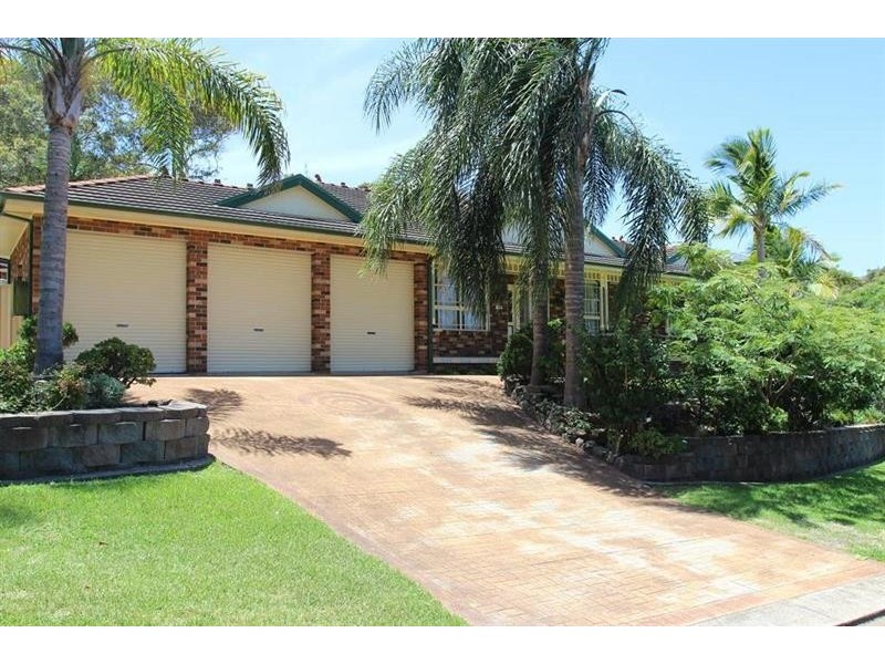 8 Aquamarine Cl, Caves Beach NSW 2281