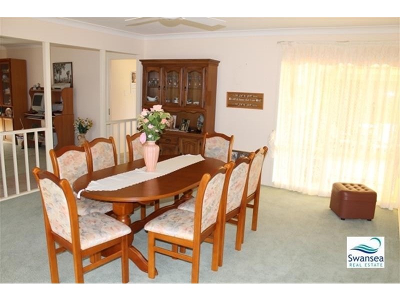 3 Clipper Cl, Caves Beach NSW 2281