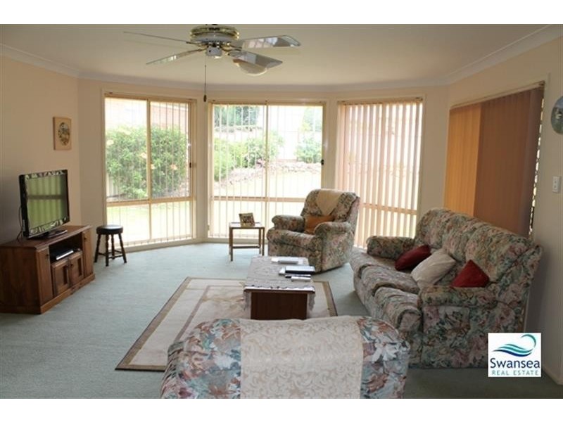 3 Clipper Cl, Caves Beach NSW 2281