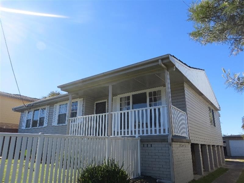25 Caves Beach Rd, Caves Beach NSW 2281
