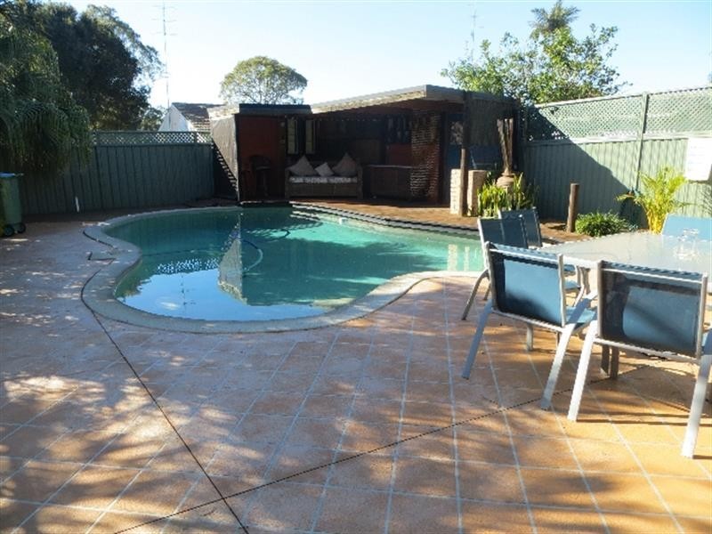 16 Macquarie Rd, Mannering Park NSW 2259