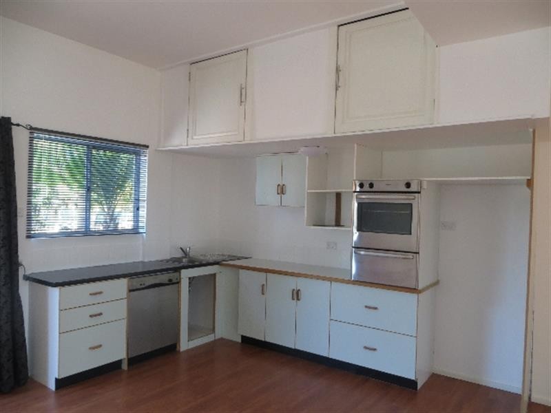 16 Macquarie Rd, Mannering Park NSW 2259