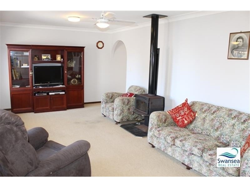 3 Rose Cl, Caves Beach NSW 2281