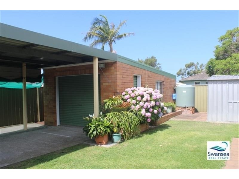 127 Park Ave, Caves Beach NSW 2281