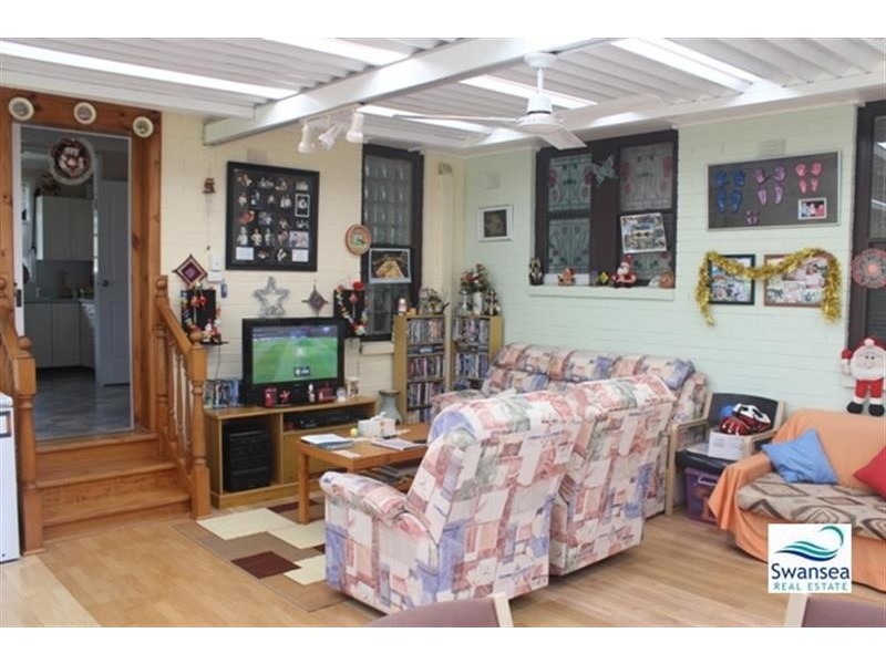 127 Park Ave, Caves Beach NSW 2281