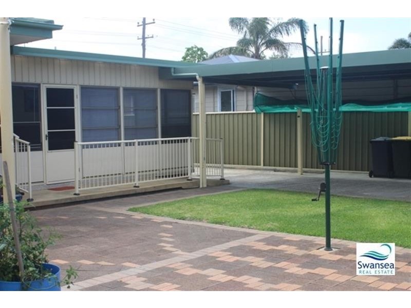 127 Park Ave, Caves Beach NSW 2281