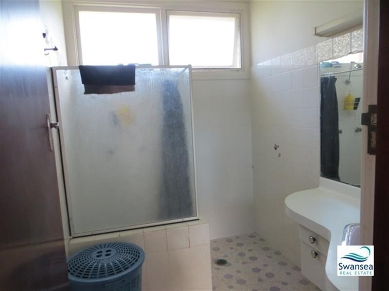 54 Ocean View Pde, Caves Beach NSW 2281