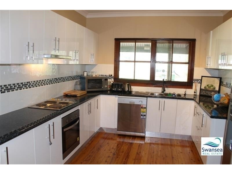 30 Summerland Rd, Summerland Point NSW 2259