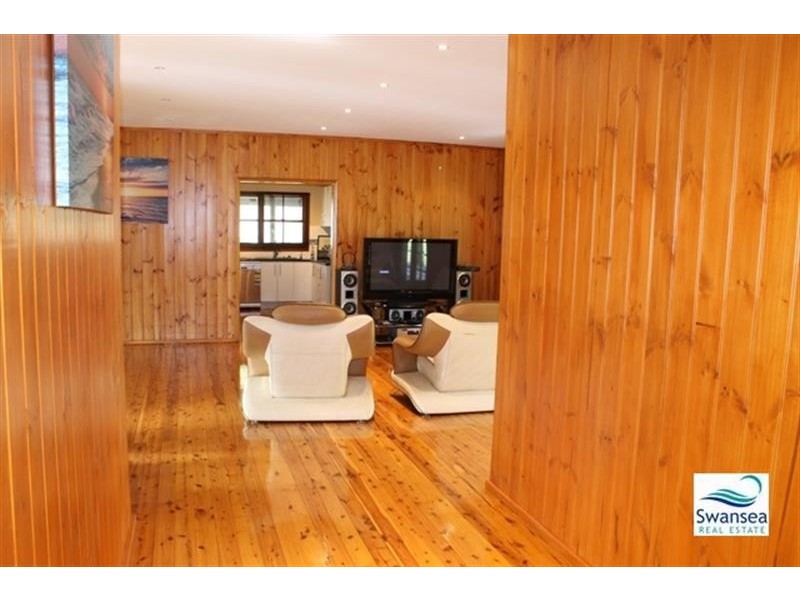 30 Summerland Rd, Summerland Point NSW 2259