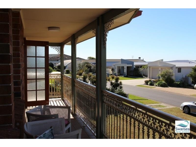 6 Seacliff Pl, Caves Beach NSW 2281