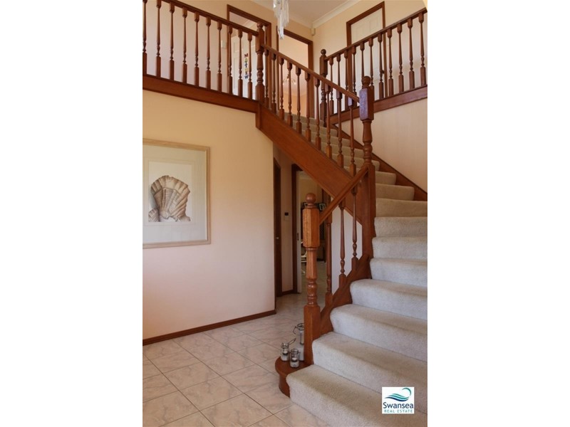 6 Seacliff Pl, Caves Beach NSW 2281