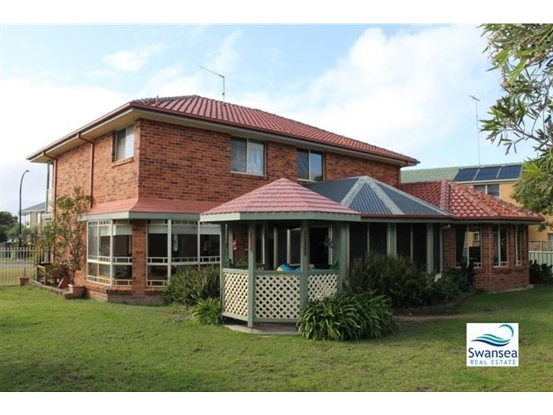 6 Seacliff Pl, Caves Beach NSW 2281