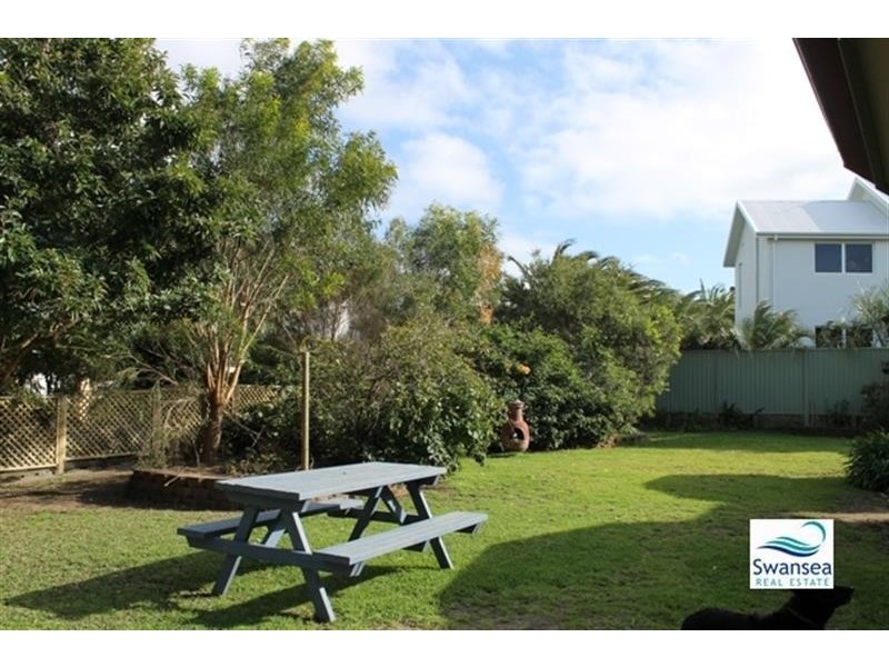 6 Seacliff Pl, Caves Beach NSW 2281