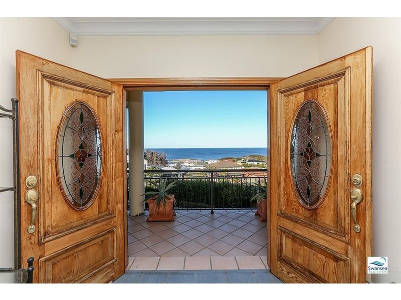 17 Sea Eagle Cres, Caves Beach NSW 2281