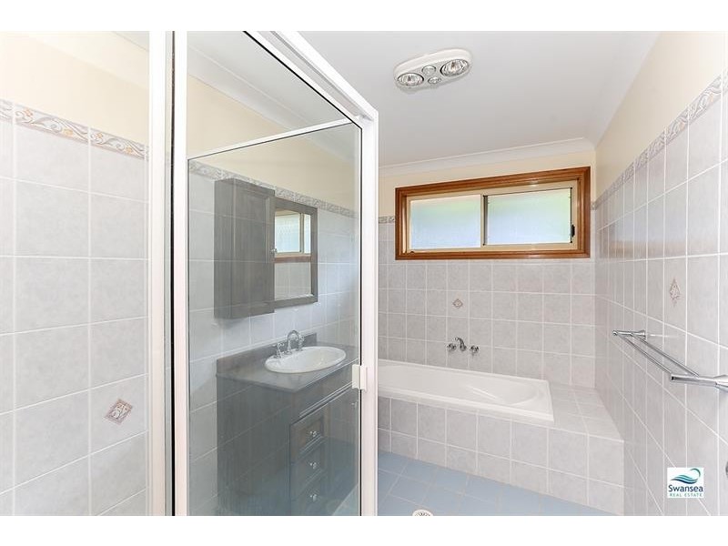 17 Sea Eagle Cres, Caves Beach NSW 2281