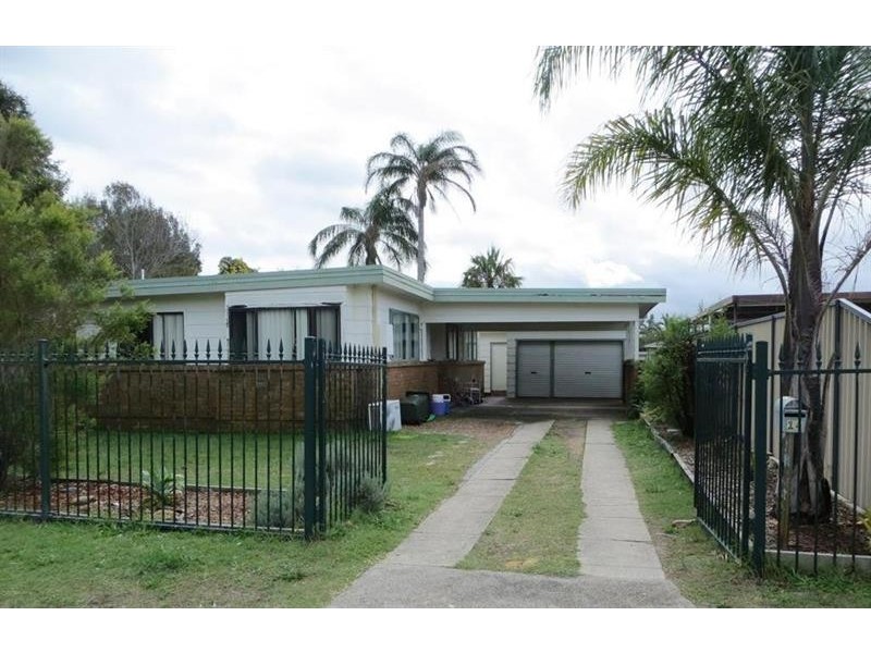 14 Strathmore Rd, Caves Beach NSW 2281