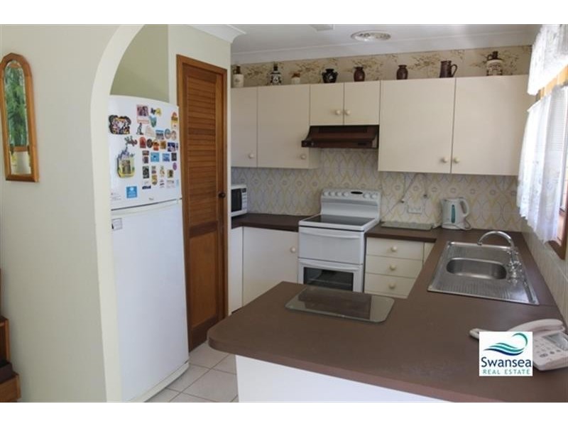 11 Middle St, Caves Beach NSW 2281