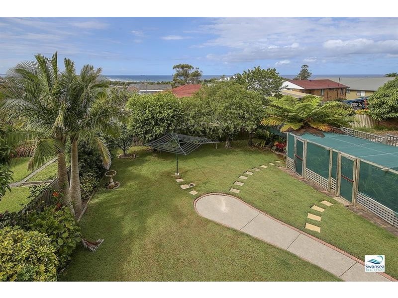 47 Park Ave, Caves Beach NSW 2281