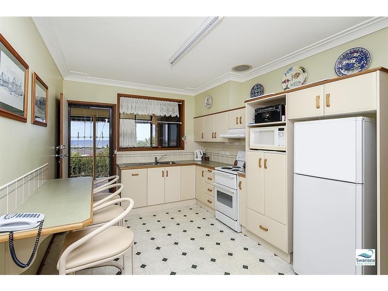 47 Park Ave, Caves Beach NSW 2281