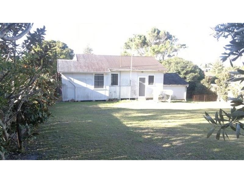 19 Yeddenba Ave, Blue Bay NSW 2261